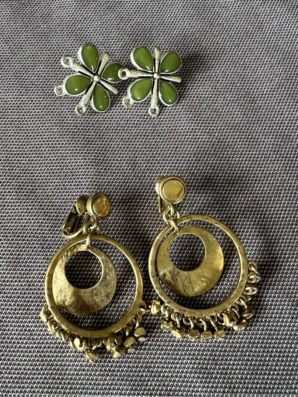 Vintage LizClaiborne Green Clover Gold Dangle Clip Earrings